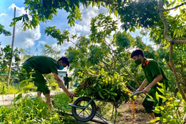 Tôi đang viết về hình ảnh đẹp của người chiến sĩ Công an nhân dân