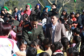 Tết ấm đến với trẻ em vùng cao