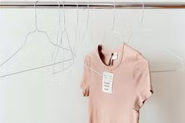 Tại sao nên giặt quần áo mới trước khi mặc?