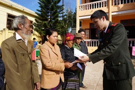 Sẻ chia yêu thương nơi biên cương