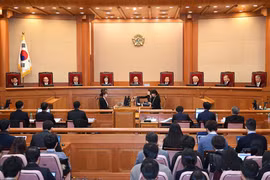 Tổng thống Hàn Quốc bị tố lạm quyền