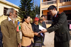 Sẻ chia yêu thương nơi biên cương