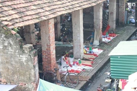 Mai một nghề nón làng Chuông