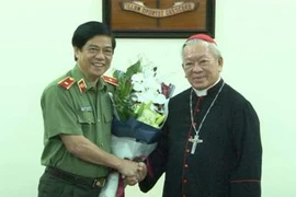 Giám đốc CATP Hà Nội thăm Hồng y Nguyễn Văn Nhơn