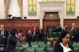 Thủ tướng Canada phải trốn trong tủ khi tòa nhà quốc hội bị tấn công