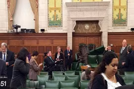 Thủ tướng Canada phải trốn trong tủ khi tòa nhà quốc hội bị tấn công