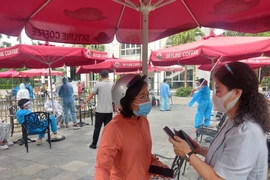 Quyết liệt chống Covid-19, nữ lãnh đạo phường sẵn sàng trực tiếp xuống phố