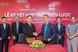 Hanwha Life Việt Nam hợp tác với Ví điện tử MoMo và trung gian thanh toán Payoo 