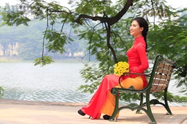 Ngắm thiếu nữ dân tộc Cờ Lao trong trang phục áo dài cờ đỏ sao vàng