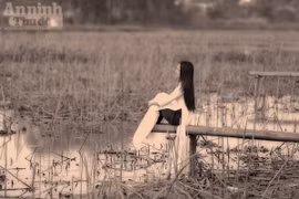 Thiếu nữ bên sen tàn