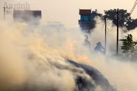 Mù mịt khói do đốt rơm rạ 