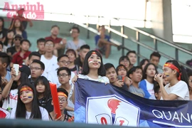 Hình ảnh những cổ động viên "đốt cháy" sân Tây Hồ