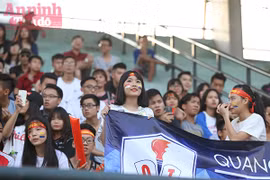 Hình ảnh những cổ động viên "đốt cháy" sân Tây Hồ