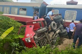 Bị tàu hỏa húc lật ngửa xe tải, lái xe lồm cồm bò ra, thoát chết