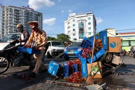 CSGT cứu giúp nam thanh niên thoát khỏi bánh ray tàu hỏa trong gang tấc