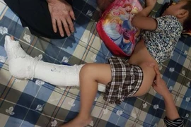 Vụ học sinh bị gãy chân ở trường Tiểu học Nam Trung Yên: Lái xe có bị xử lý?