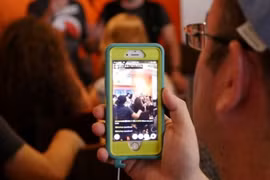 Nguy cơ ngồi tù vì livestream video vô tội vạ?