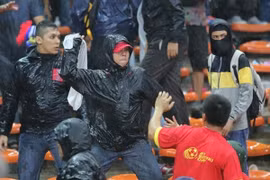 CĐV Việt Nam bị CĐV Malaysia hành hung trên khán đài