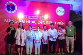 Mang âm nhạc đến Bệnh viện Đại học Y