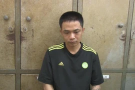 Ngáo đá kề dao vào cổ bạn gái, khống chế làm con tin