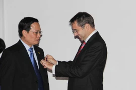 Hai người Việt được trao Huân chương Cành cọ Hàn lâm Pháp