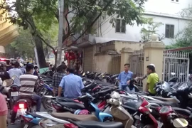 “Cắn răng” gửi xe với giá “cắt cổ” để vào xem Công Phượng, Tuấn Anh...