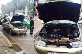 Xe 4 chỗ đang chạy bỗng dưng bốc cháy ngùn ngụt