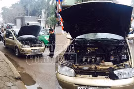 Xe 4 chỗ đang chạy bỗng dưng bốc cháy ngùn ngụt