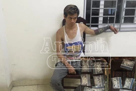 Thanh niên xăm trổ bỏ chạy thục mạng khi gặp 141 vì giấu 11 gói ma túy "đá"