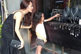 Bảo Anh lặn lộn ra tận Hà Nội để gặp bản sao nhí