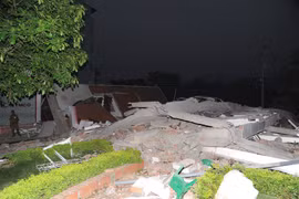 Cao Bằng: Đổ sập nhà 5 tầng giữa phố sầm uất, vùi lấp 6 người