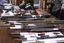 Triệt phá đường dây cá độ bóng đá quốc tế, thu giữ nhiều dao, súng