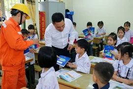 EVNHANOI trao tặng 50.000 quyển vở cho học sinh nghèo ngoại thành Hà Nội