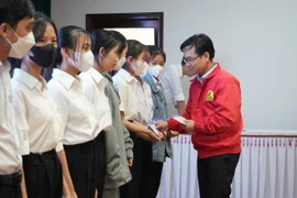 Nâng bước tới trường cho 150 em học sinh tại Quảng Nam: Dù khó khăn đến đâu cũng đừng bỏ cuộc, hãy cố gắng vươn lên