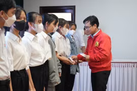 Nâng bước tới trường cho 150 em học sinh tại Quảng Nam: Dù khó khăn đến đâu cũng đừng bỏ cuộc, hãy cố gắng vươn lên