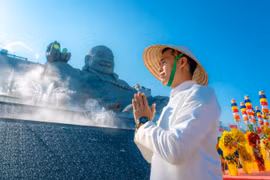 Tôn tượng Bồ Tát Di Lặc trên núi Bà Đen, Tây Ninh được tạo tác công phu như thế nào?