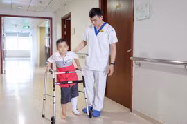 Vinmec lần đầu thay toàn bộ xương đùi cho bệnh nhi ung thư nhỏ tuổi nhất thế giới