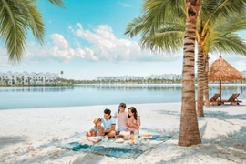 Dân Thủ đô ‘bỏ phố ra biển’ tận hưởng cuộc sống