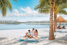 Dân Thủ đô ‘bỏ phố ra biển’ tận hưởng cuộc sống