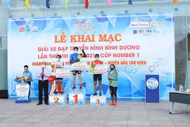 Các tay đua tranh tài sôi nổi ở chặng đầu giải đua xe đạp tranh cúp Number 1 