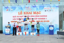 Các tay đua tranh tài sôi nổi ở chặng đầu giải đua xe đạp tranh cúp Number 1 