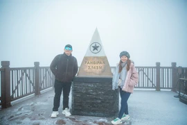 Đỉnh Fansipan sáng 28/12: tuyết rơi dày, du khách phấn khích trước thiên nhiên kỳ thú