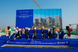 Chính thức cất nóc tòa căn hộ đầu tiên tại đô thị nghỉ dưỡng Sun Group Hà Nam