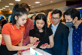 Người dùng háo hức trải nghiệm điện thoại Vsmart 5G “Make in Vietnam”
