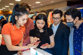 Người dùng háo hức trải nghiệm điện thoại Vsmart 5G “Make in Vietnam”