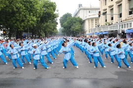 Hơn 2.000 người cao tuổi Hà Nội đồng diễn thể dục dưỡng sinh