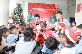 Gieo tình yêu sách vào trẻ em bằng món quà mùa Giáng sinh