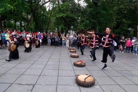 Du khách quốc tế thích thú trải nghiệm Ngày hội Sa Pa tại Hà Nội