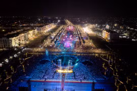 Dòng người nườm nượp đổ về Quảng trường biển TP Sầm Sơn xem khai mạc Lễ hội du lịch biển