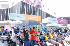 Sự kiện “Đổi xăng lấy điện” ngày càng nóng: Người dân Thủ đô nườm nượp xếp hàng thử xe và 'xuống tiền'